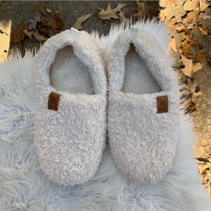 EverFoams Cozy Cream Fuzzy Slippers Size 9/10